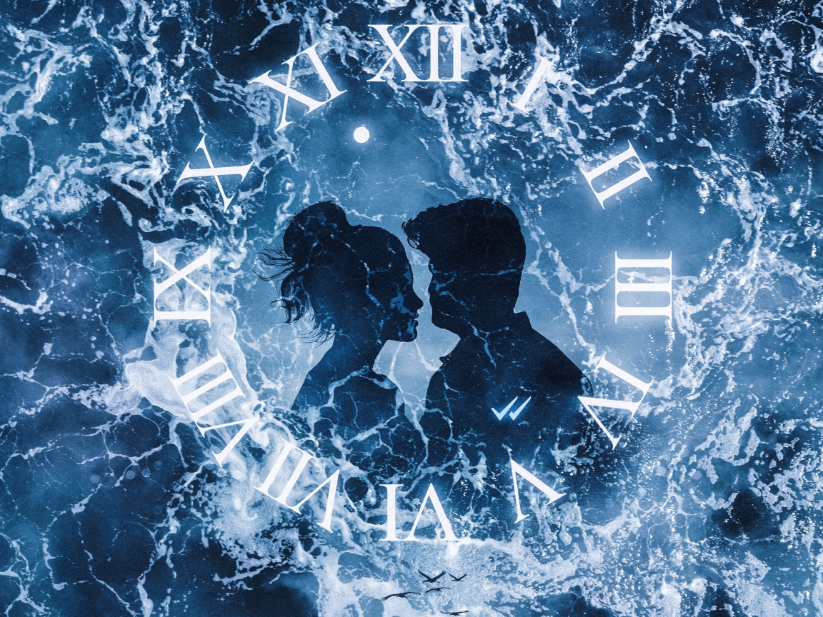 Часы с влюбленной парой на фоне воды