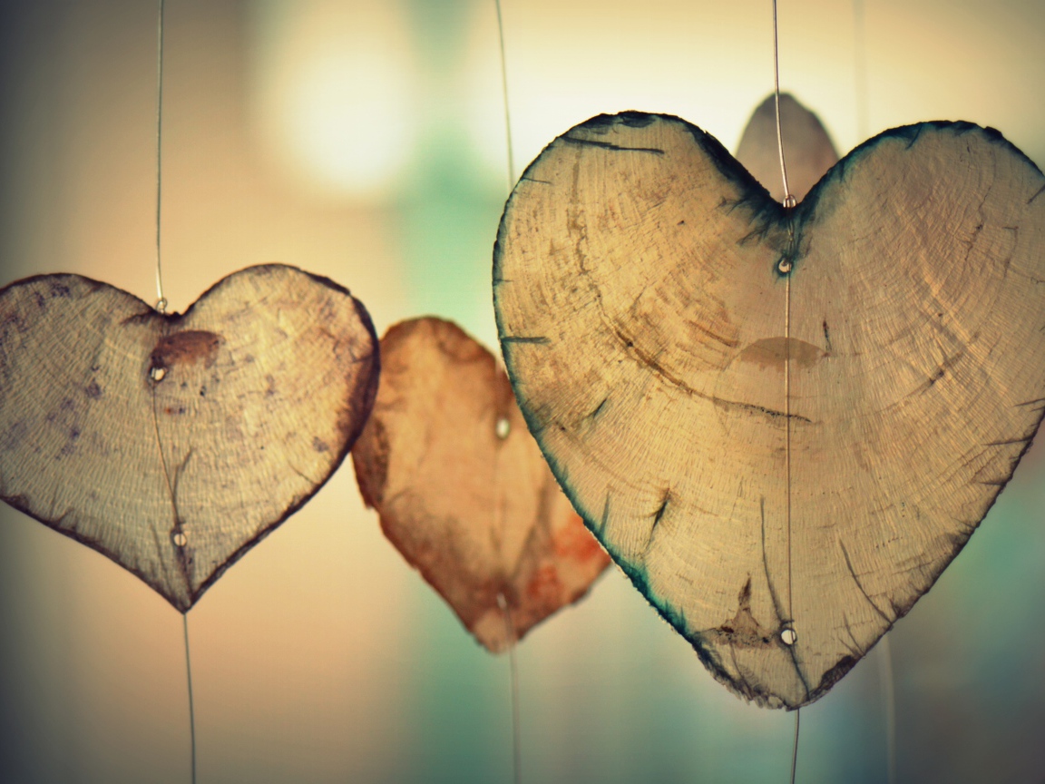 Деревянные сердечки на леске в воздухе