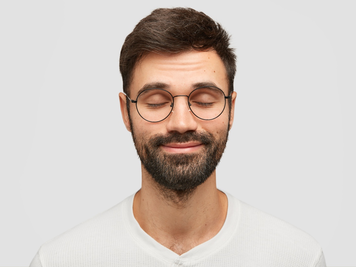 Бородатый мужчина с очками на лице 
