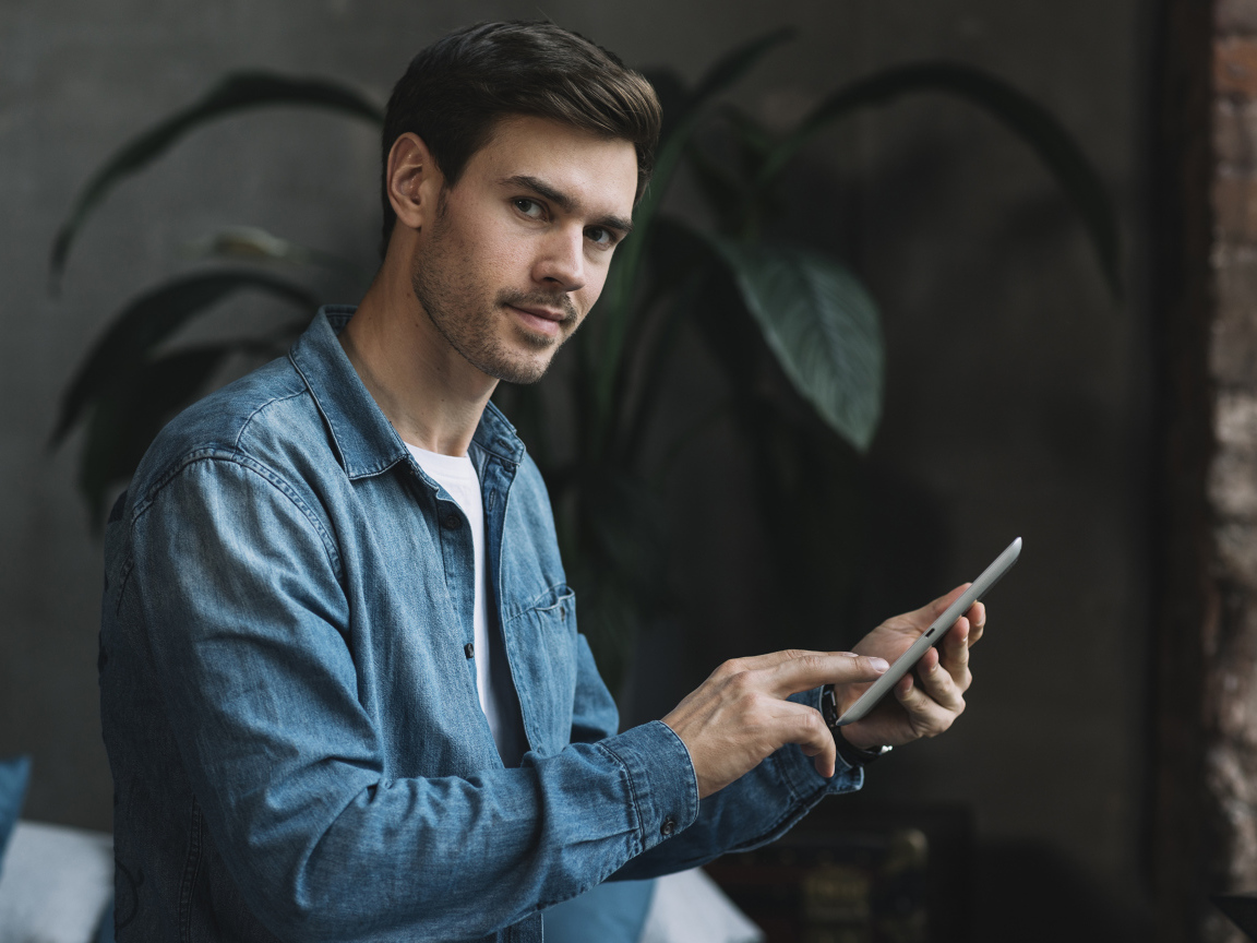 Красивый мужчина со смартфоном в руке