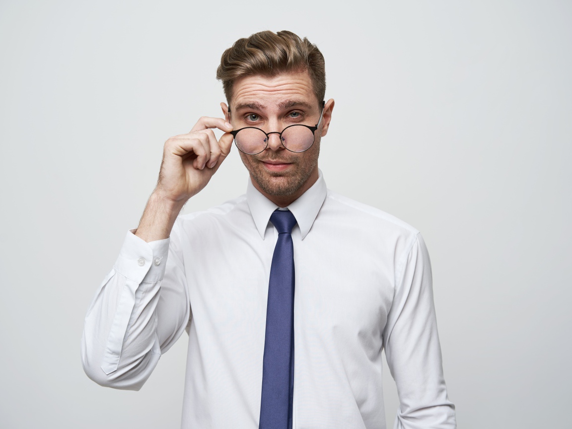 Стильный мужчина в белой рубашке в очках 