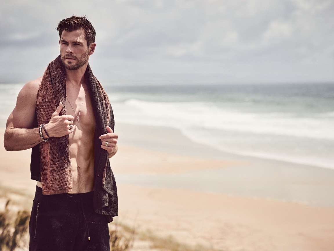 Актер Крис Хемсворт в полотенцем на шее