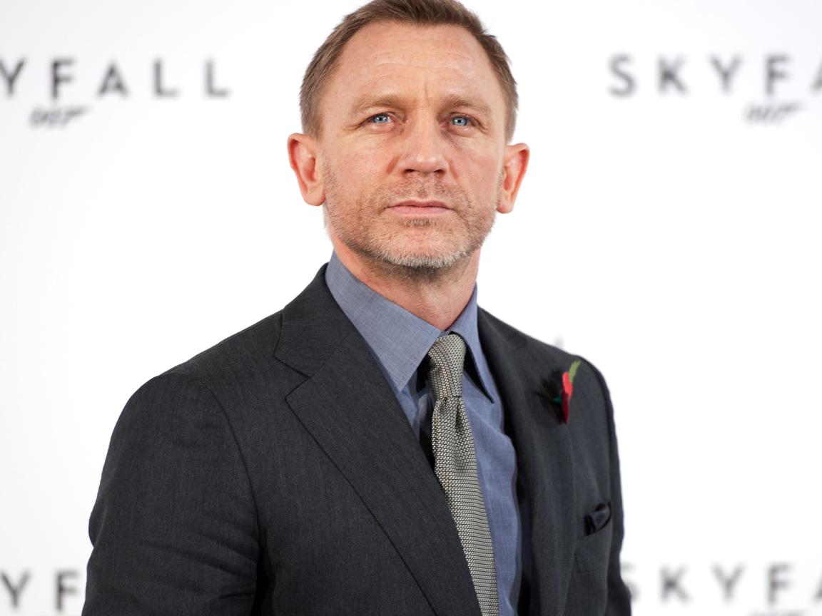 Актер Дэниел Крейг в дорогом костюме