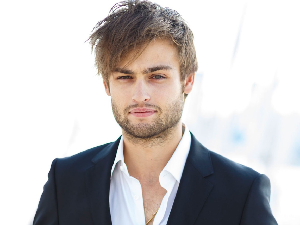 Актер Дуглас Бут в костюме на белом фоне