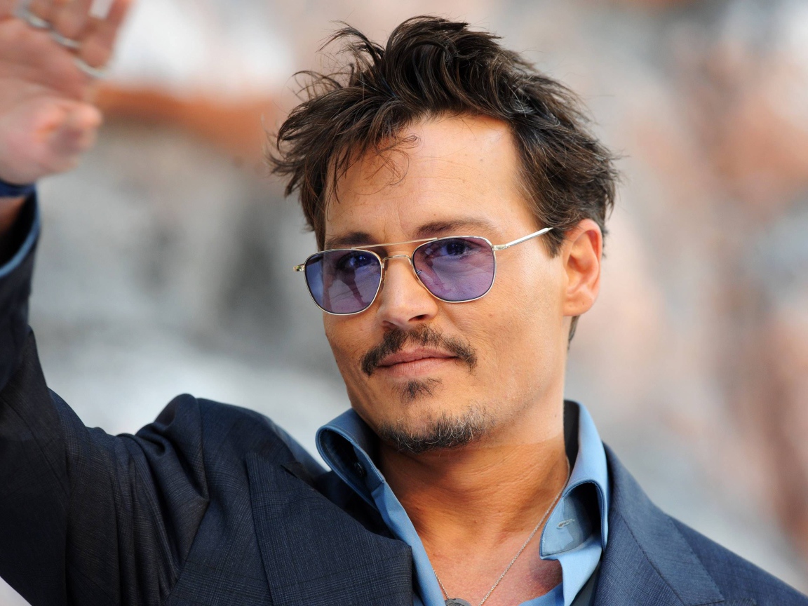 Актер Джонни Депп в дорогом костюме