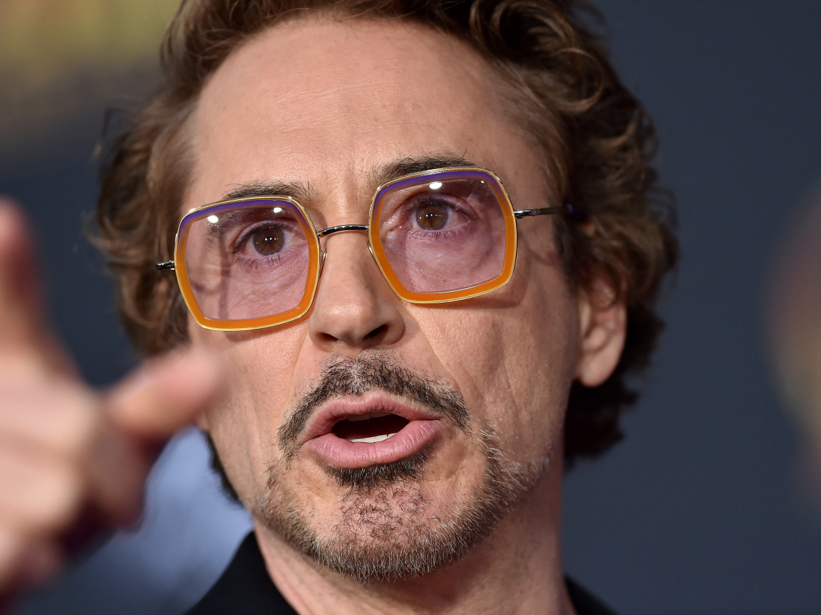 Актер Роберт Дауни-младший в очках крупным планом