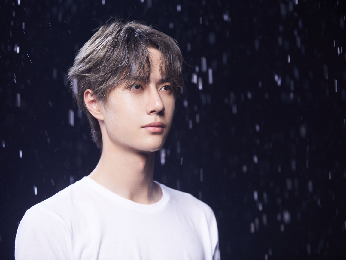 Китайский актер Ван Ибо на фоне дождя 