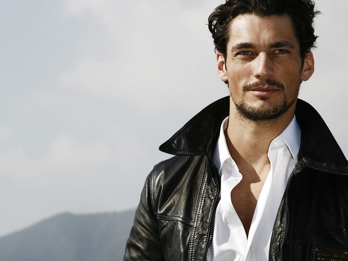 Красивый мужчина модель Дэвид Ганди