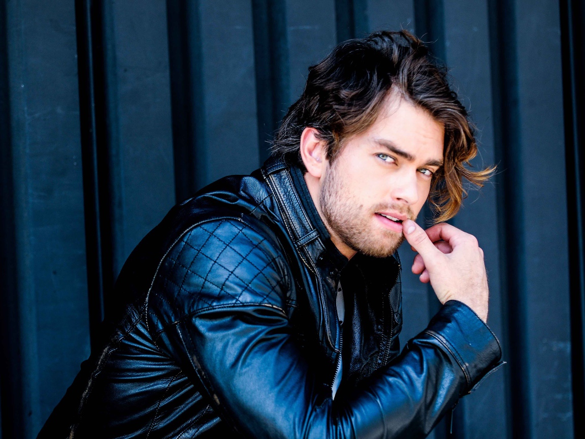 Красивый мужчина, актер Пирсон Фоде в черной кожаной куртке