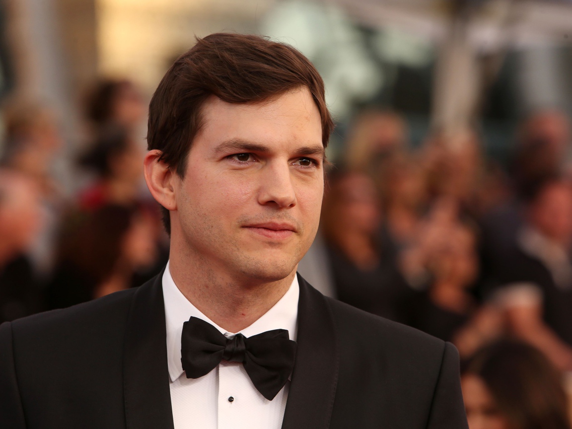 Красивый стильный мужчина, актер Эштон Кутчер в костюме