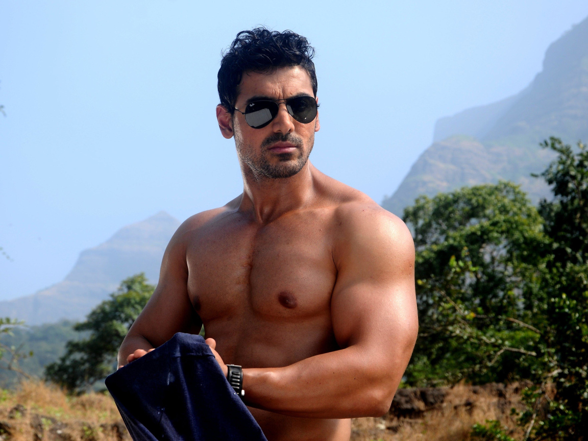 Накаченный мужчина индийский актер Джон Абрахам