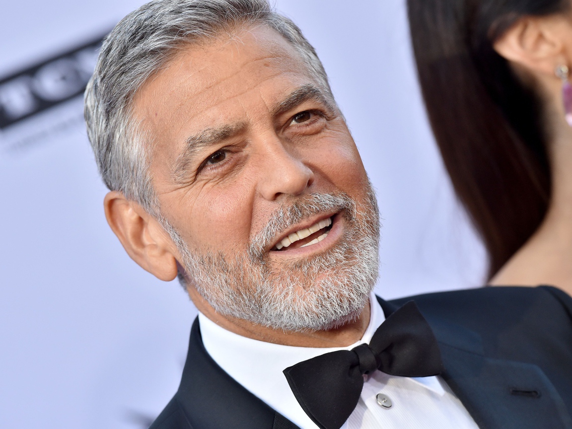 Популярный актер Джордж Клуни в костюме