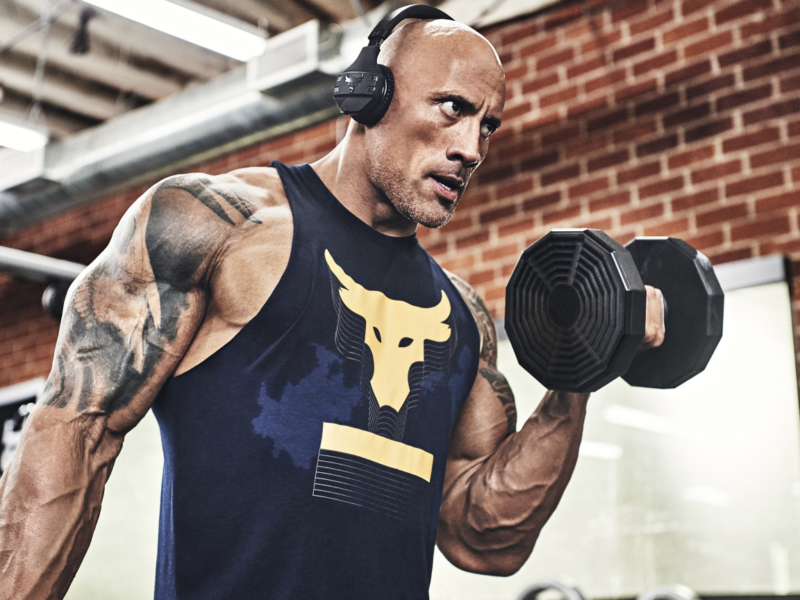 Популярный актер, рестлер Дуэйн Джонсон занимается в спортзале 