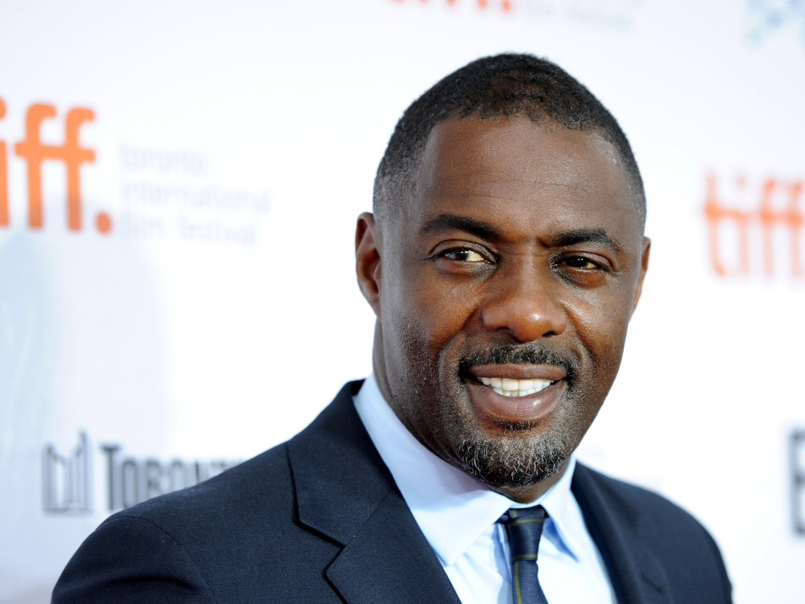 Улыбающийся мужчина актер Идрис Эльба