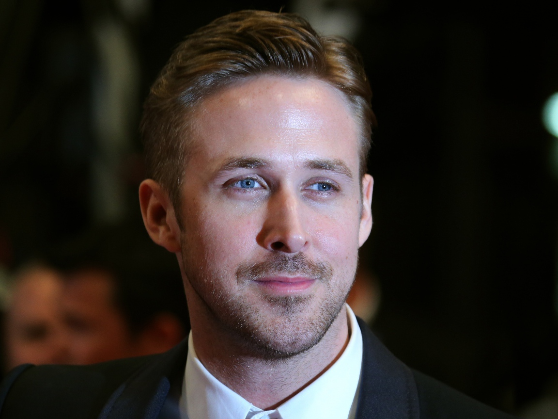 Стильный  мужчина, популярный актер Райан Гослинг в костюме