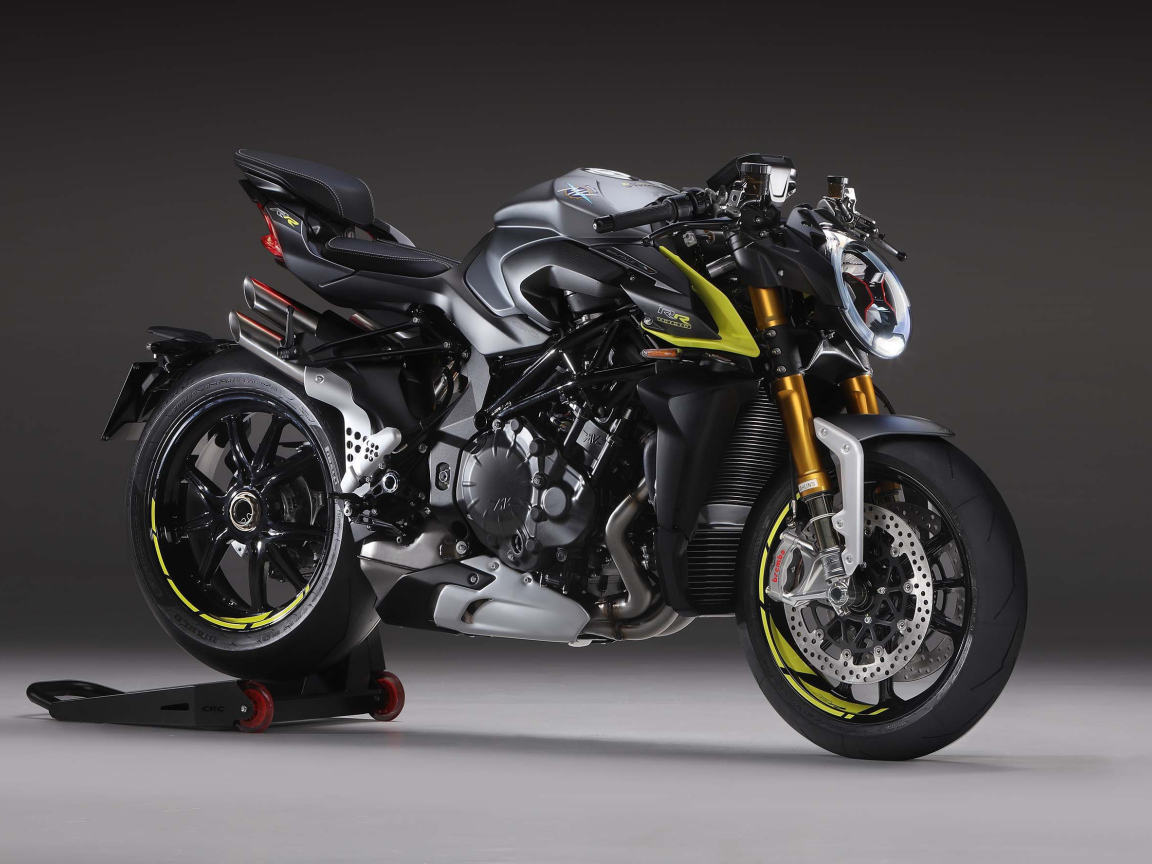 Большой мотоцикл Agusta Brutale 2020 года на сером фоне