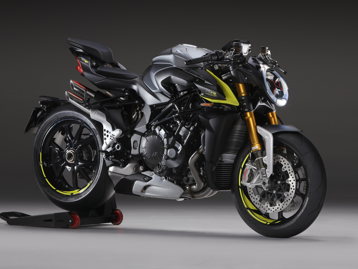 Большой тяжелый мотоцикл Agusta Brutale 1000 RR 2020 года на сером фоне