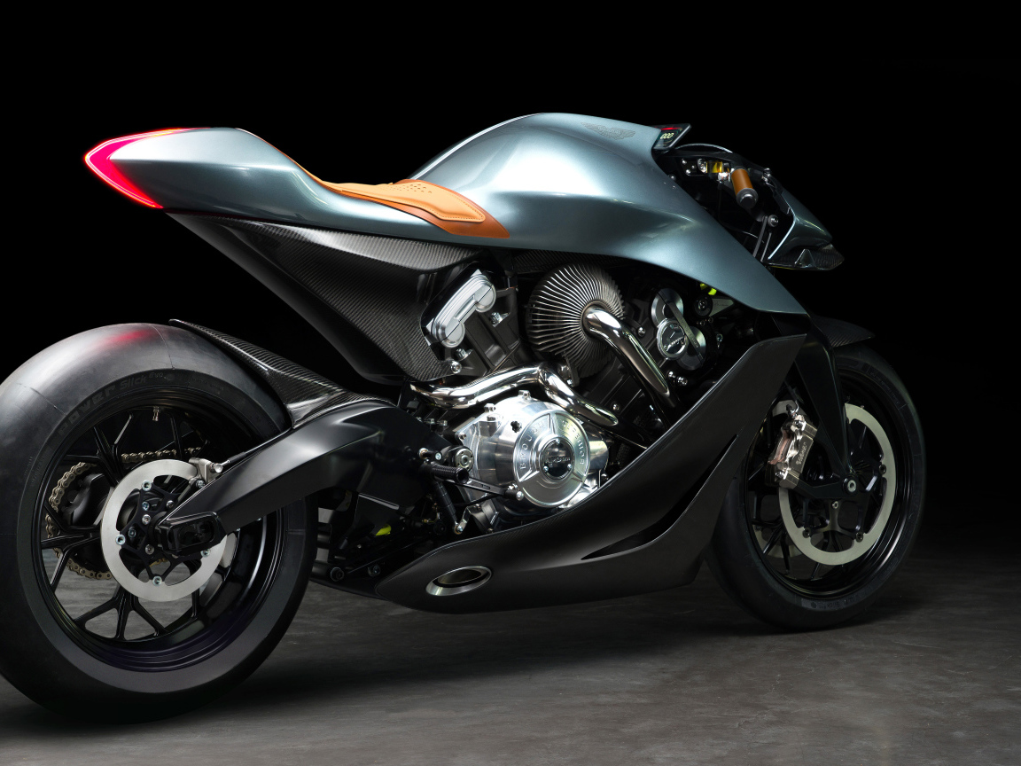 Серый мотоцикл Aston Martin Brough Superior AMB-001 EICMA 2019 года на черном фоне