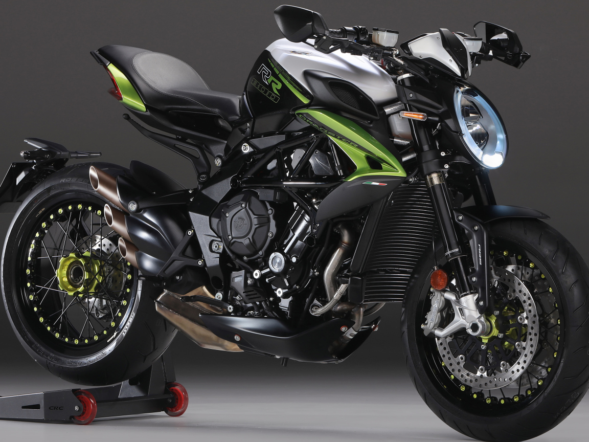 Мотоцикл Agusta Dragster 800 RR 2020 года на сером фоне