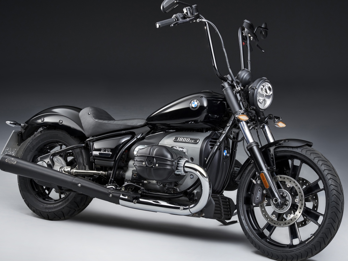 Мотоцикл BMW R18 2020 года на сером фоне