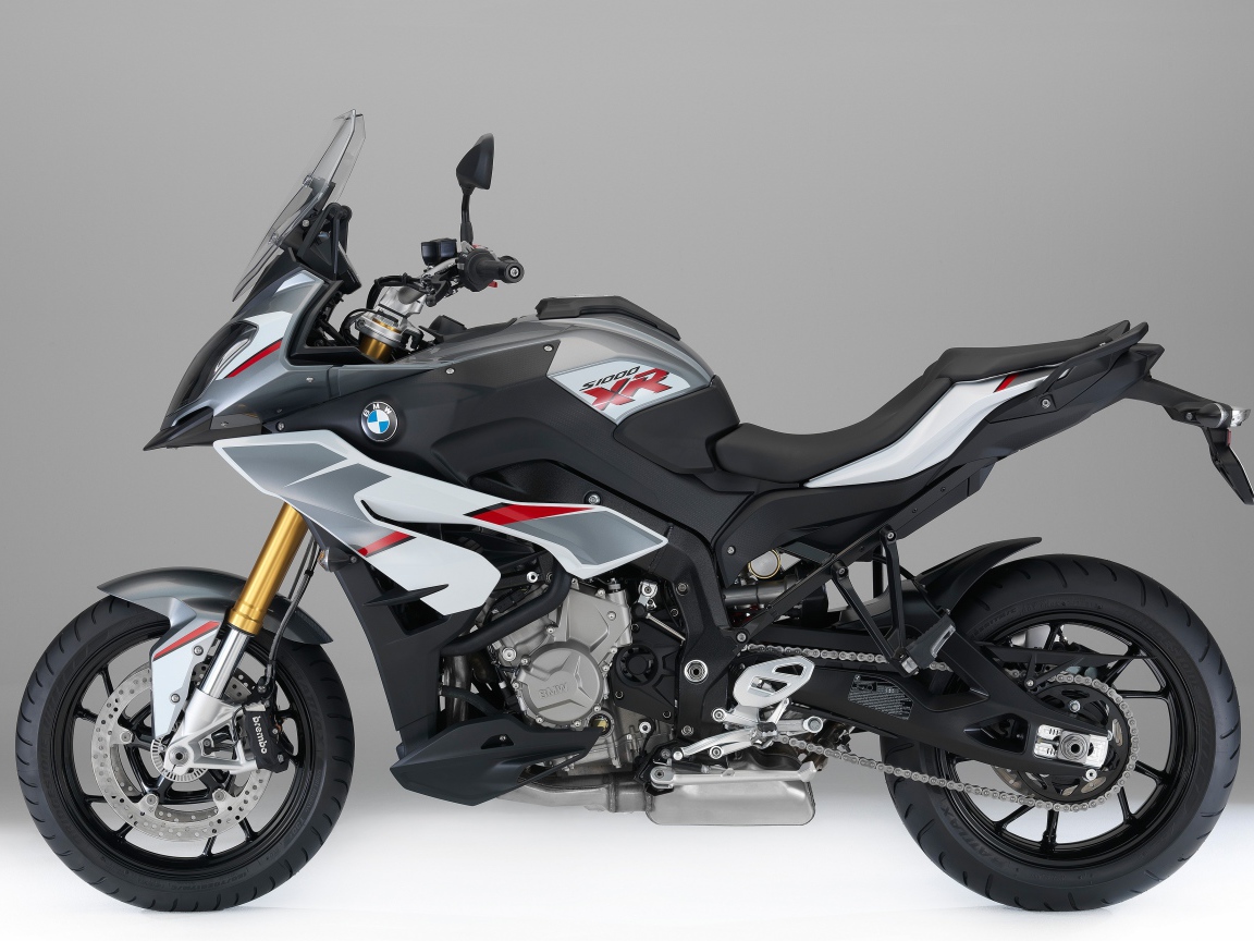 Гоночный мотоцикл BMW S1000 на сером фоне