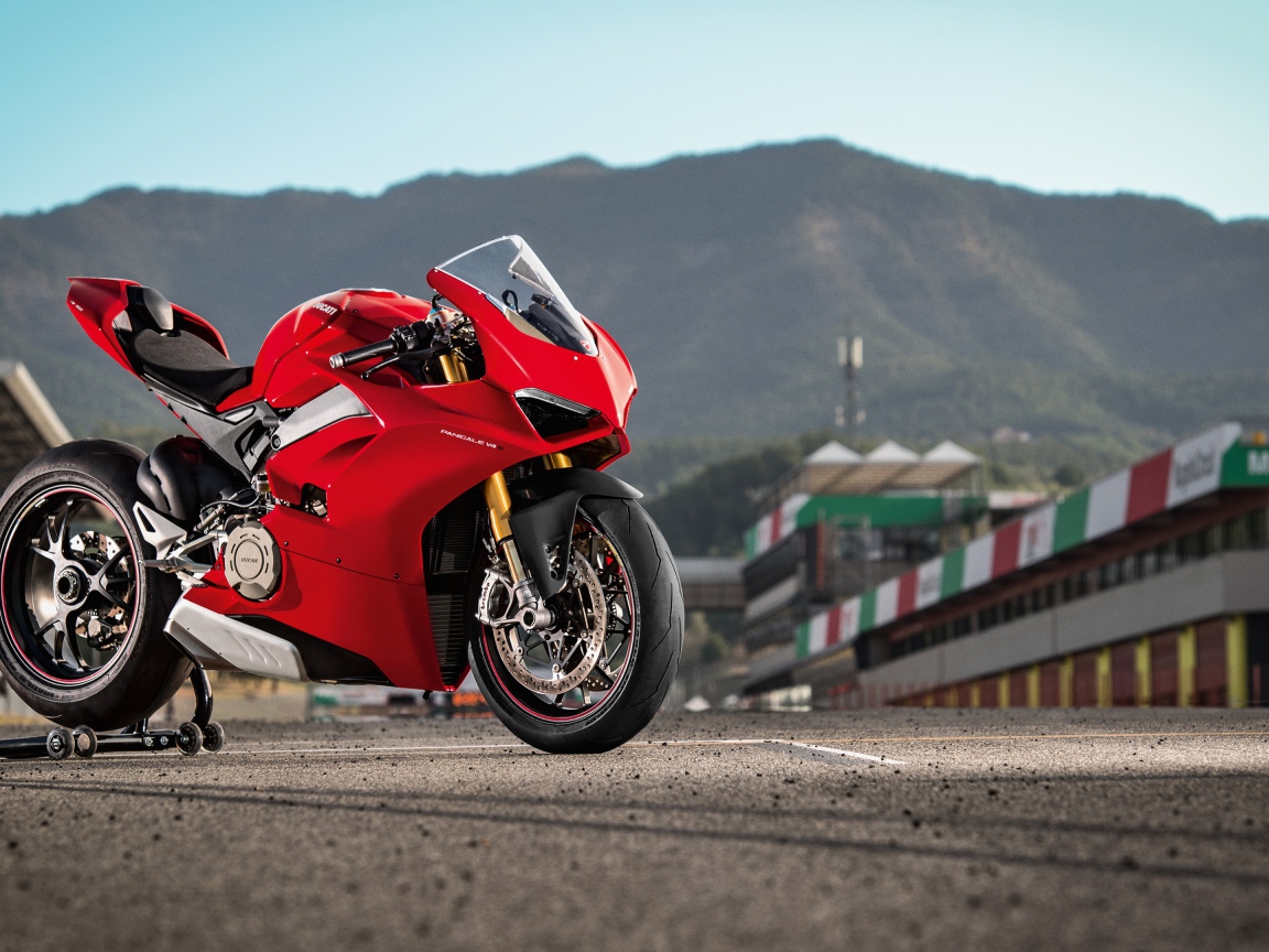 Красный мотоцикл Ducati Panigale V4 S 2020 года на фоне гор 