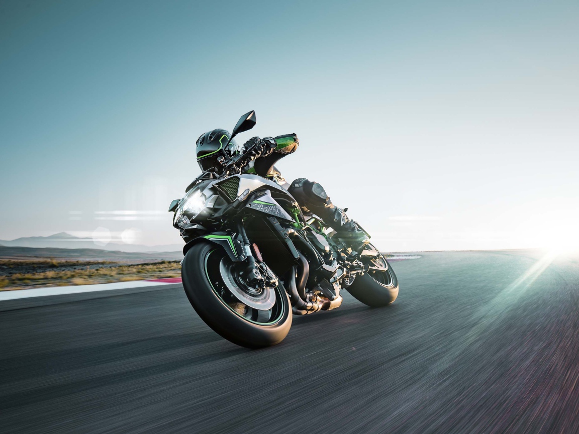 Гонщик на мотоцикле Kawasaki Z H2 Superbike 2020 года на трассе