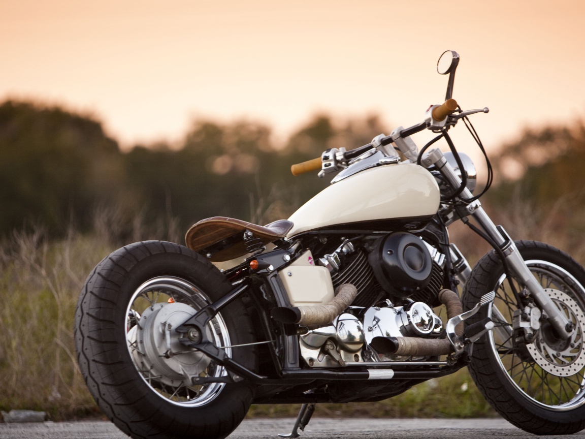 Мотоцикл Yamaha 650 на дороге