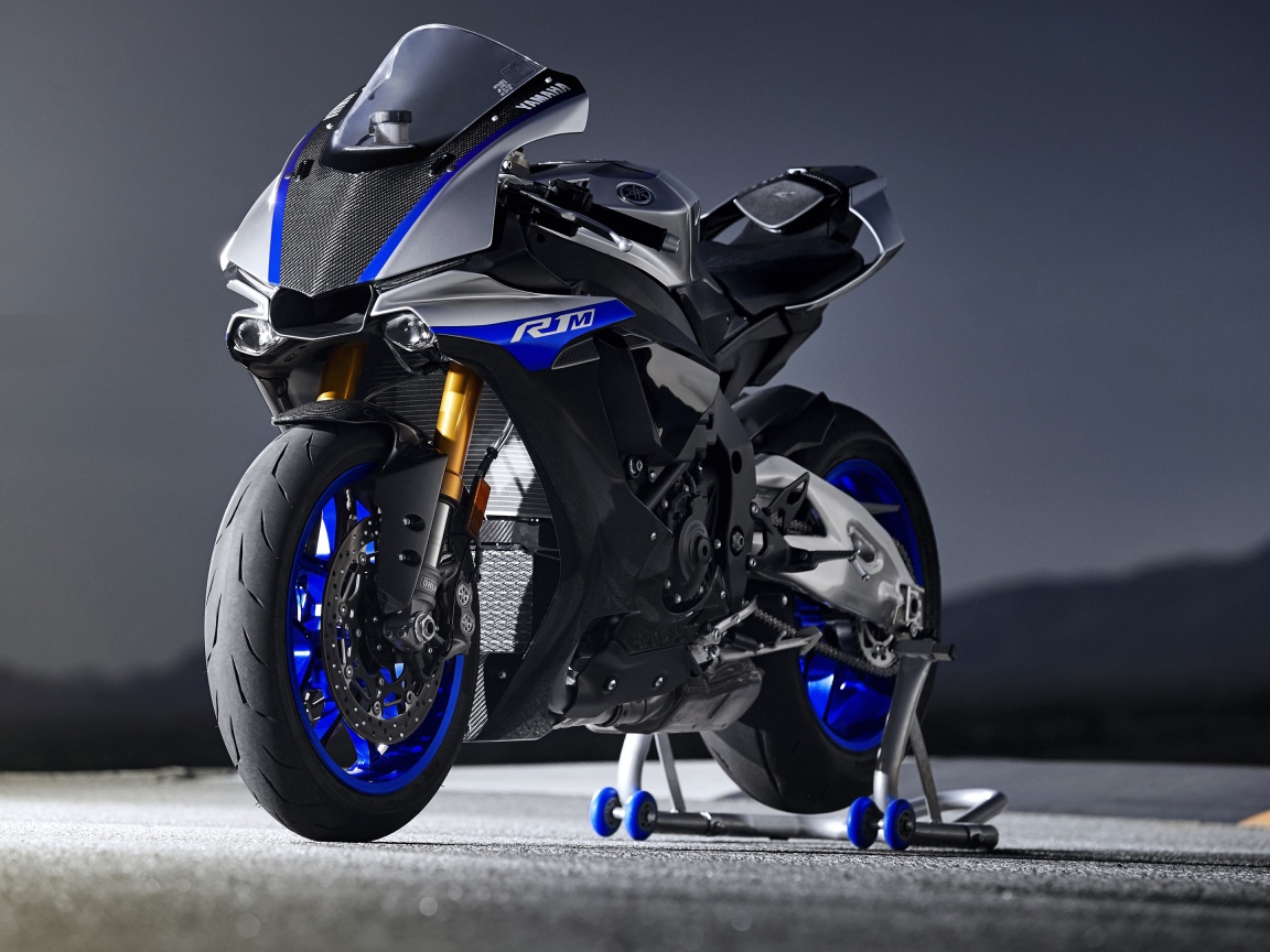 Мотоцикл Yamaha R1 на трассе 