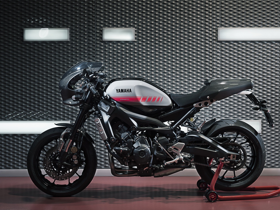 Мотоцикл Yamaha Tuning XSR90 вид сбоку