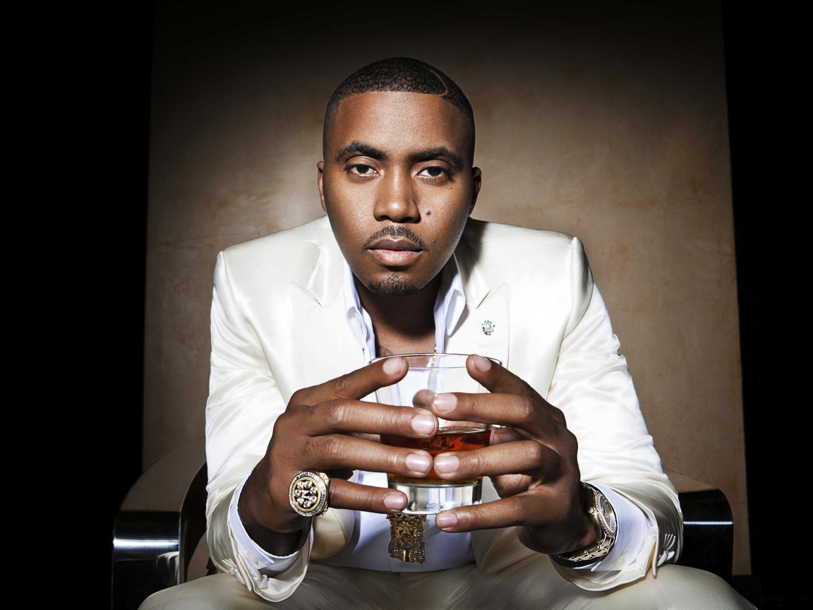 Американский рэпер Нас с стаканом в руках