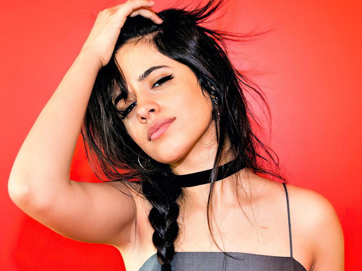 Американская певица Камила Кабелло на красном фоне