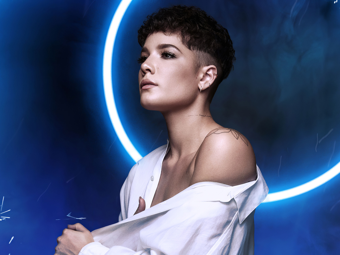 Американская певица Холзи в белой рубашке