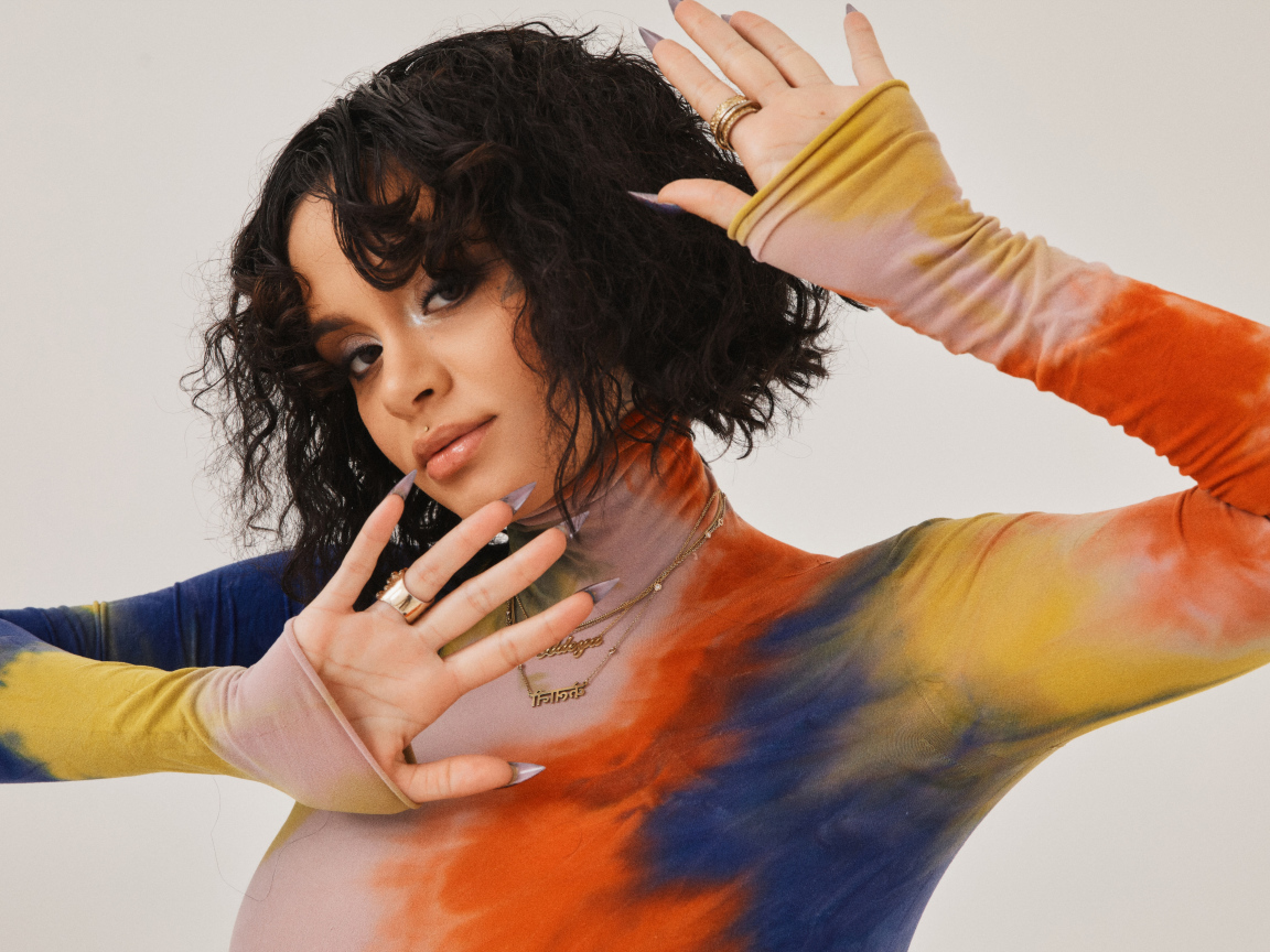 Американская певица Кейлани с длинными ногтями