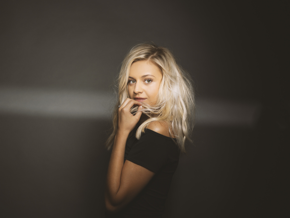 Американская певица Келси Баллерини на сером фоне