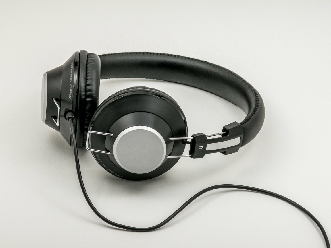 Большие черные наушники на сером фоне