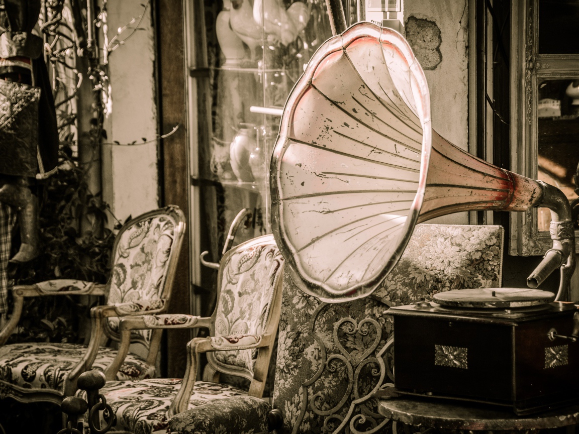 Большой старый граммофон в комнате со стульями