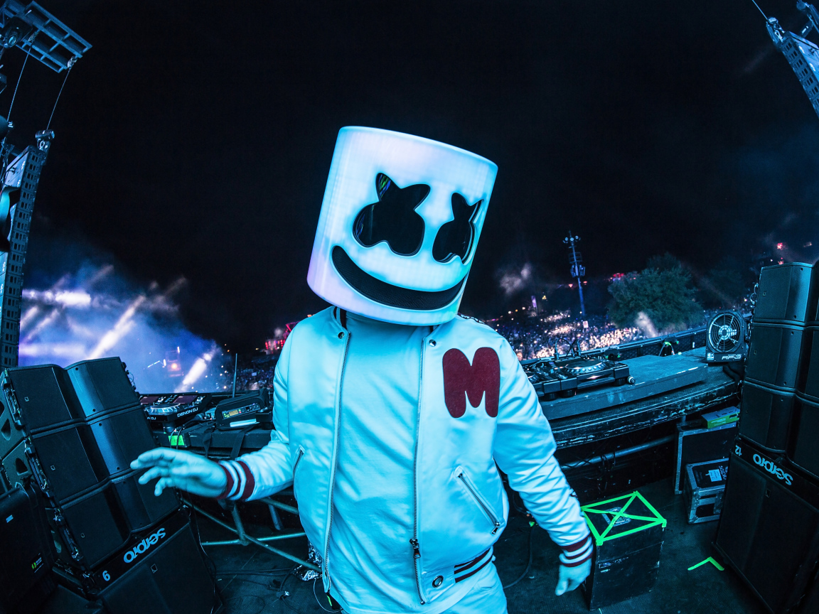 Американский диджей в маске Маршмеллоу на концерте 