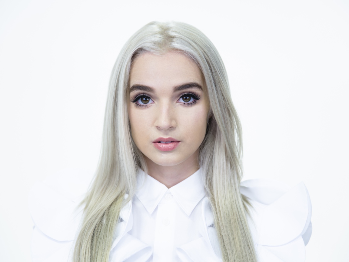 Певица Poppy на белом фоне 