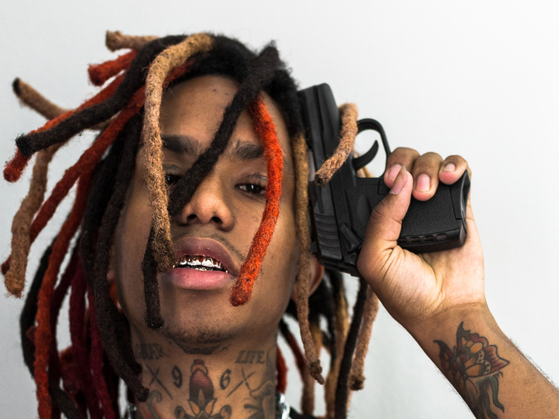 Рэпер Lil Gnar  с пистолетом в руке