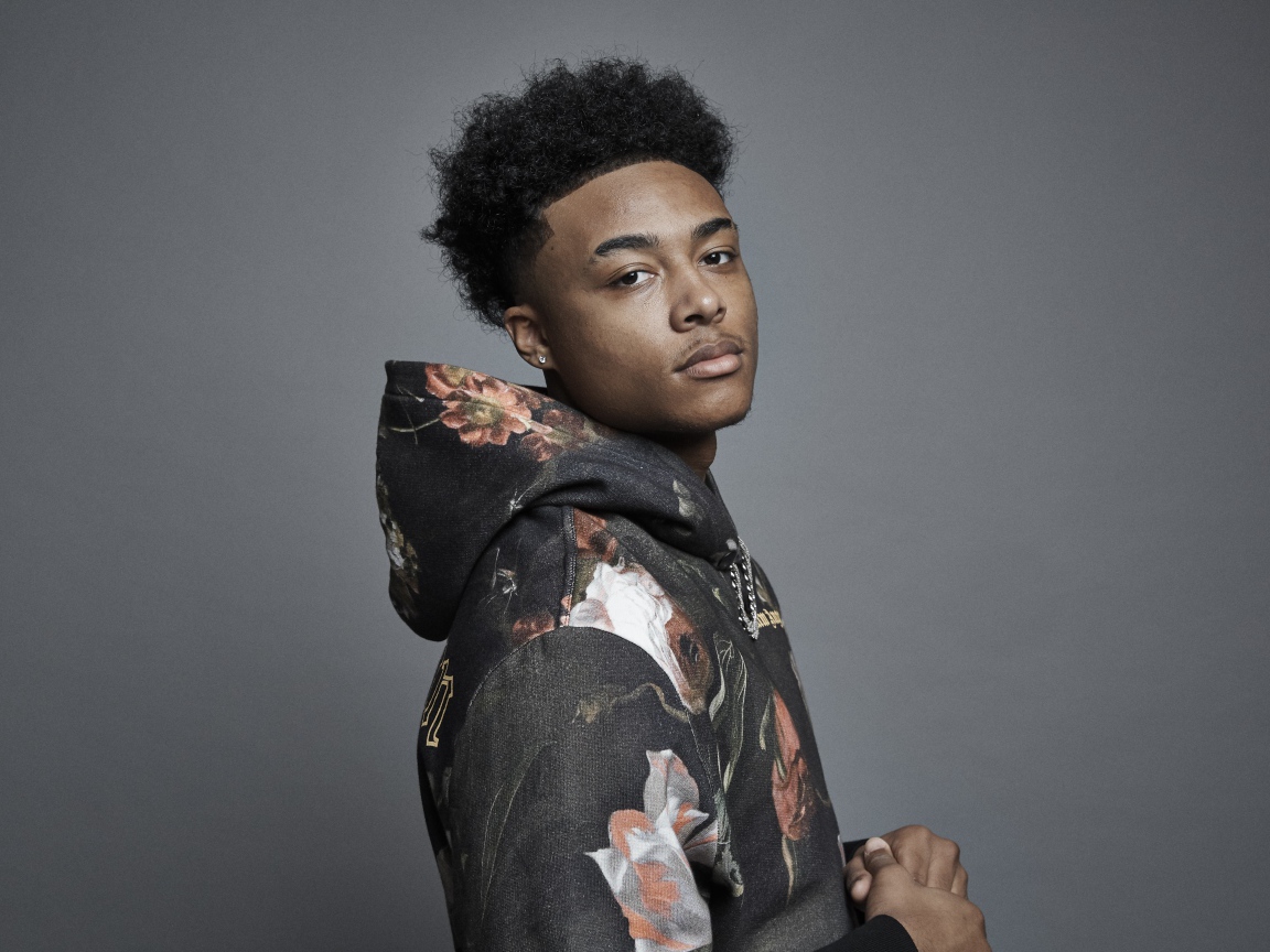 Рэпер Luh Kel на сером фоне