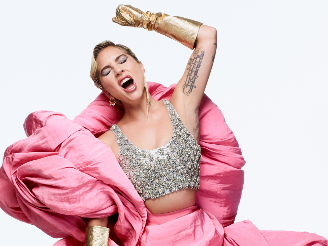 Певица Леди Гага поет на белом фоне