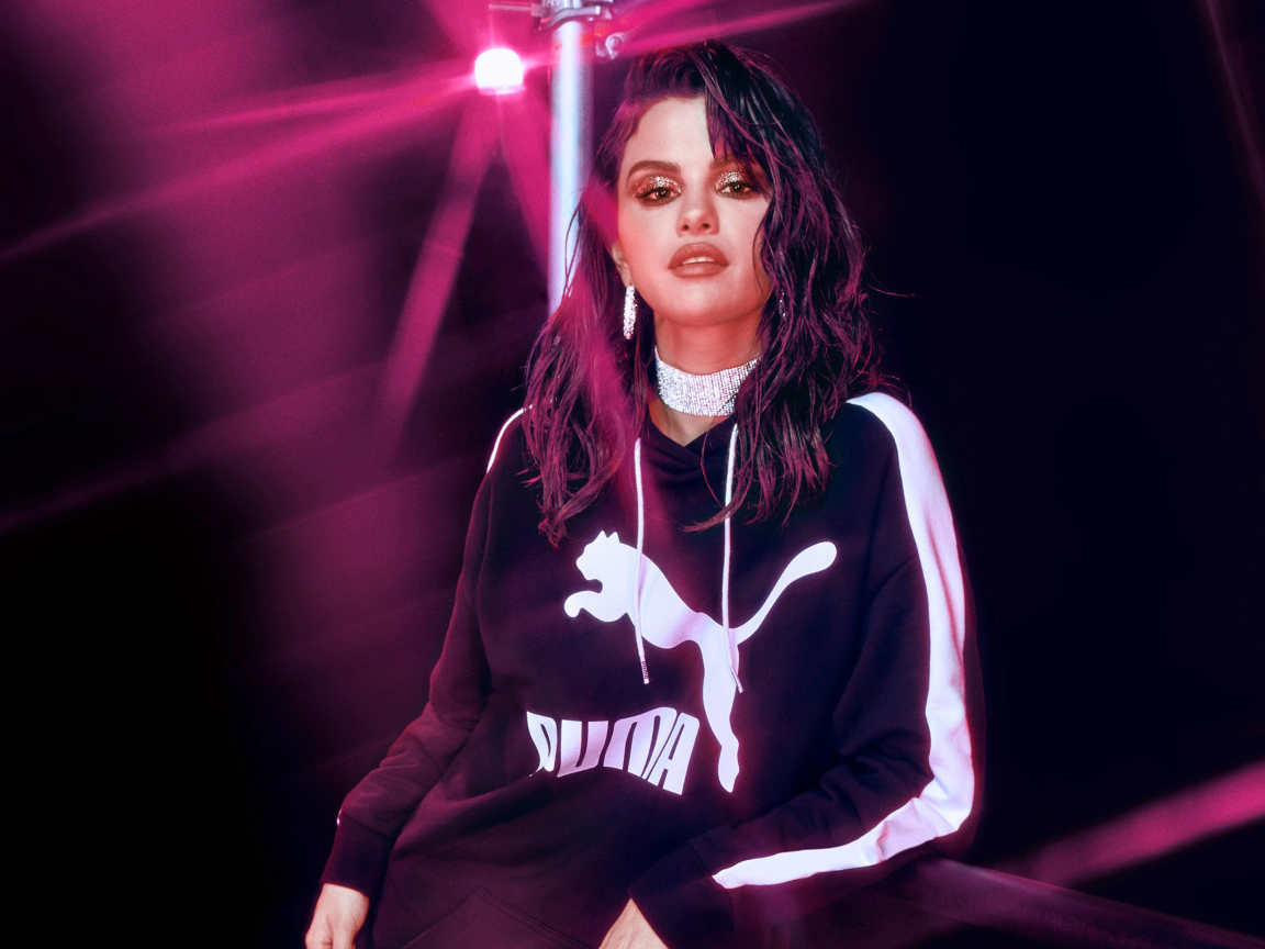 Певица Селена Гомес в спортивном костюме Пума 