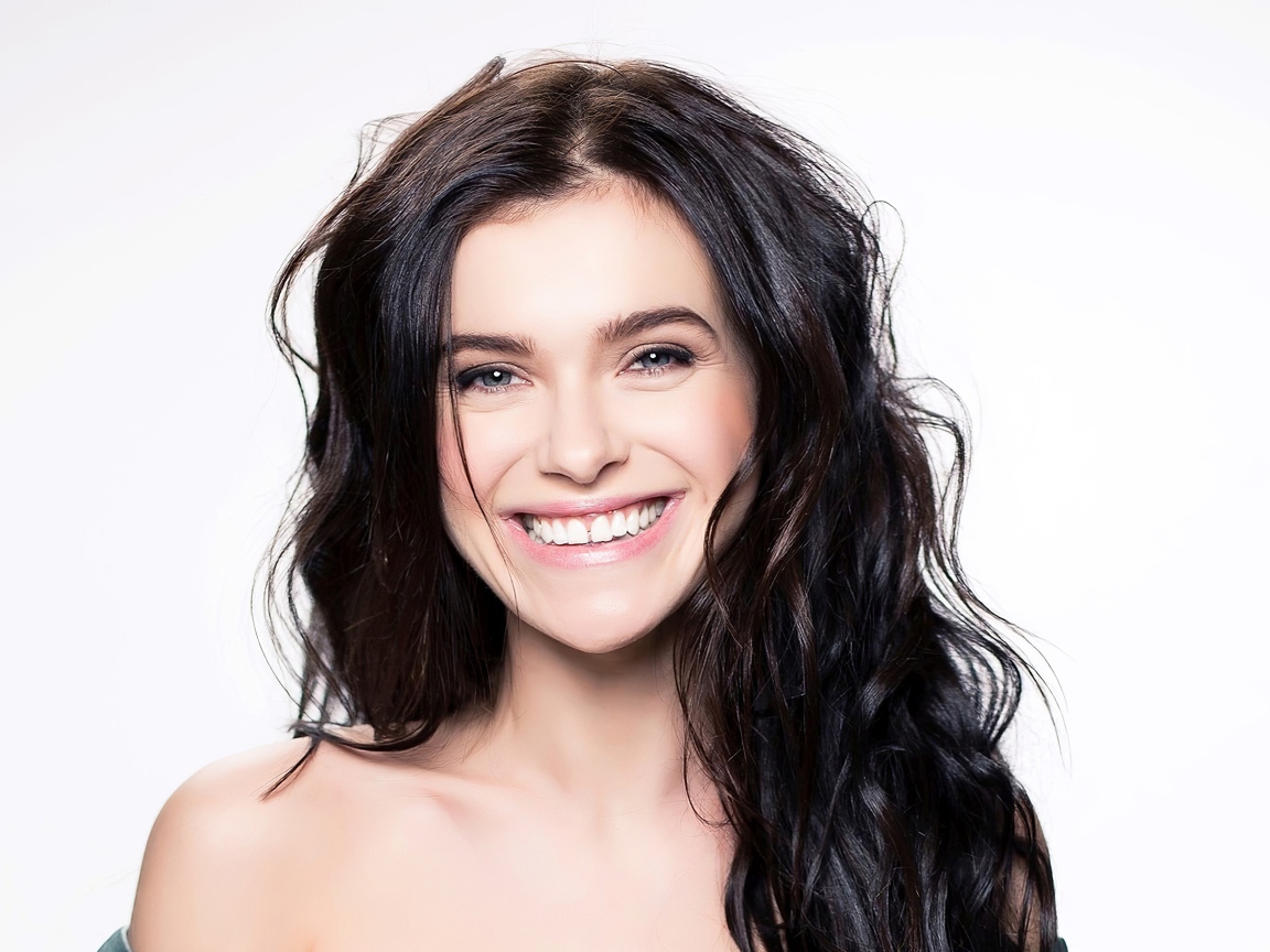 Улыбающаяся российская певица Елена Темникова