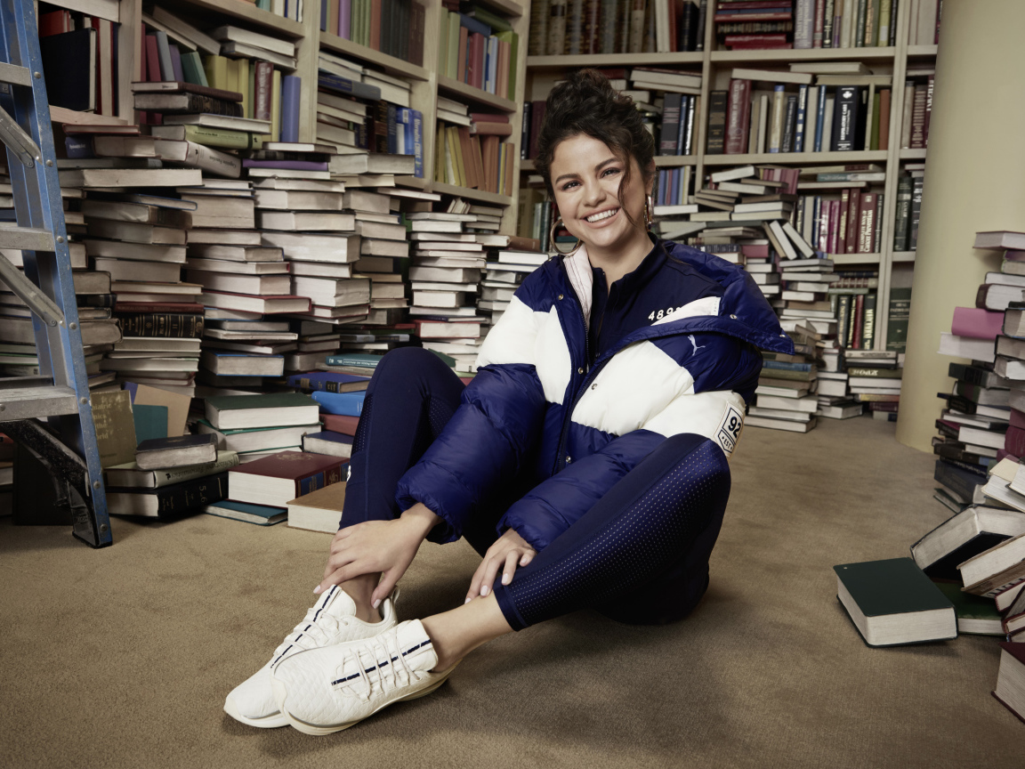 Улыбающаяся певица Селена Гомез в библиотеке 