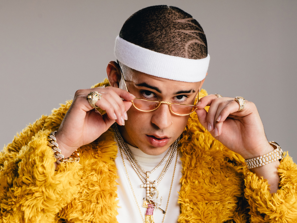Стильный певец Bad Bunny на сером фоне