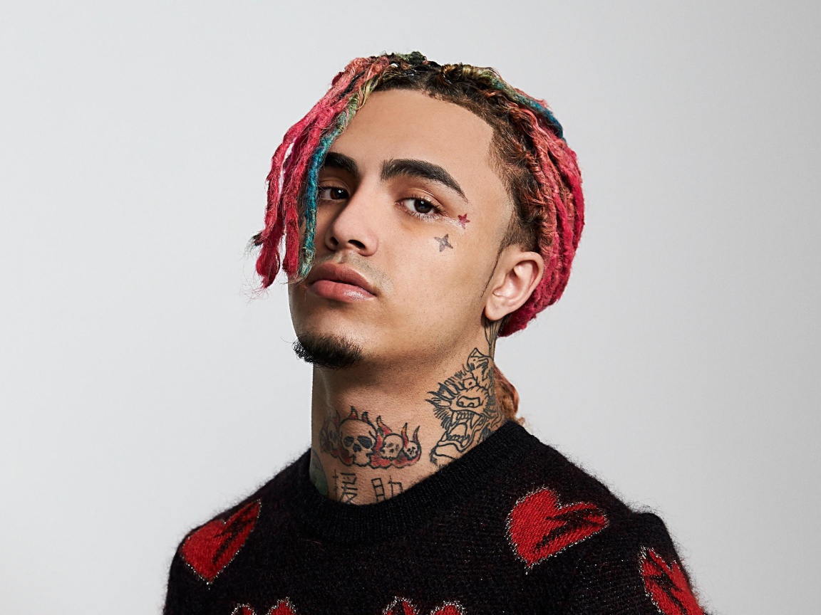 Молодой американский рэп исполнитель Lil Pump с татуировками на теле
