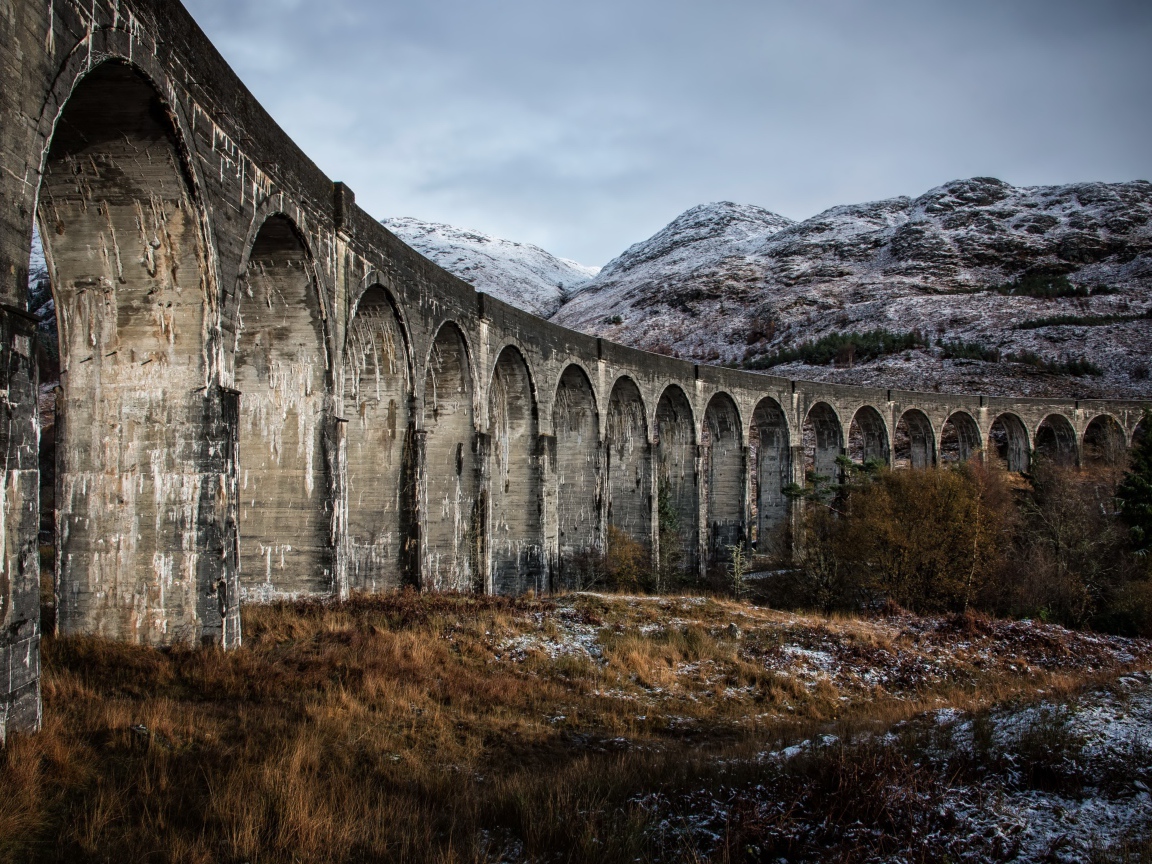 Мост акведук на фоне гор 