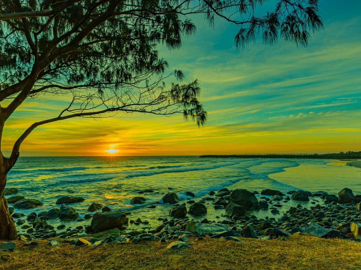 Красивый вид на морской берег с камнями на закате