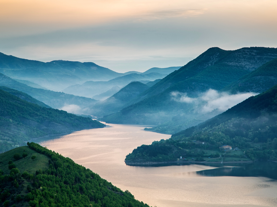Туман над рекой у подножия гор